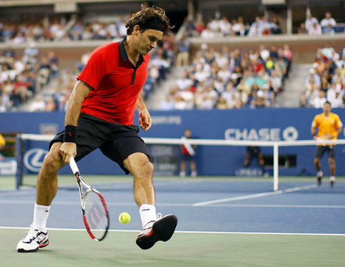 Federer thực hiện một cú tweener. Ảnh: AFP.