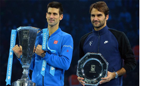 Federer (phải) đang tiến rất gần mốc 100 triệu đôla tiền thưởng nhưng có nguy cơ bị Djokovic qua mặt. Ảnh: AFP.