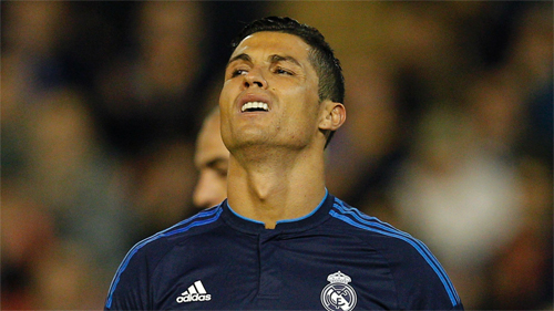 Ronaldo thất vọng về bàn thua thứ hai của Real. Ảnh: Reuters