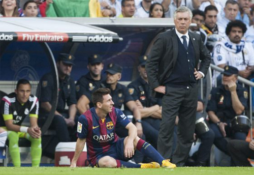 Ancelotti đứng chỉ đạo khi còn dẫn dắt Real trong một trận El Clasico. Ảnh: Reuters 