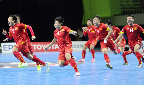 Các cầu thủ Việt Nam vỡ oà niềm vui khi giành vé dự World Cup
