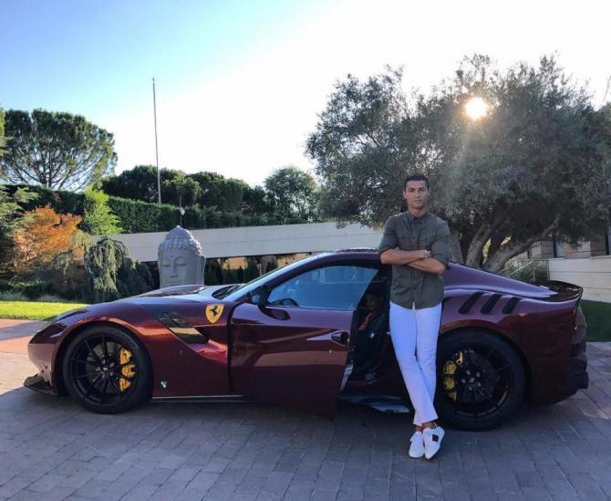 Ăn mừng chiến thắng, Ronaldo sắm liền siêu xe
